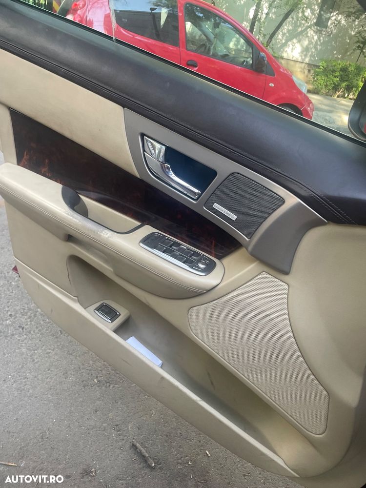 Jaguar XF 2.7D Luxury - 16