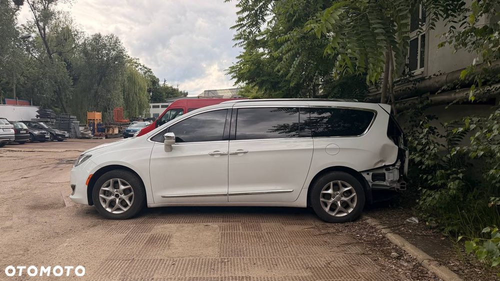 Chrysler Pacifica - 12