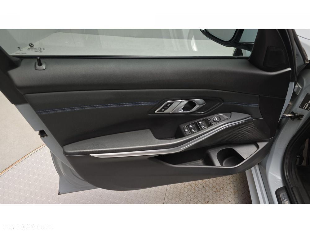 BMW Seria 3 320d xDrive mHEV M Sport - 17