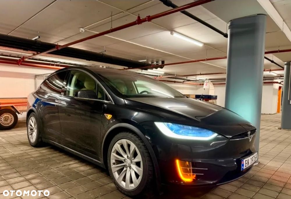 Tesla Model X - 4