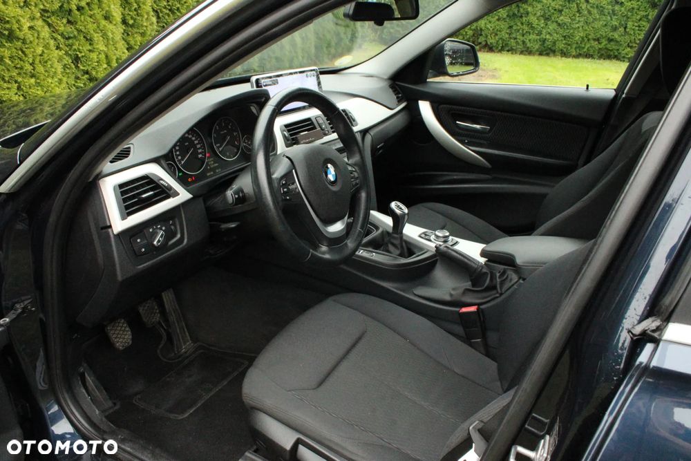 BMW Seria 3 320d DPF Touring Efficient Dynamics Edition - 11