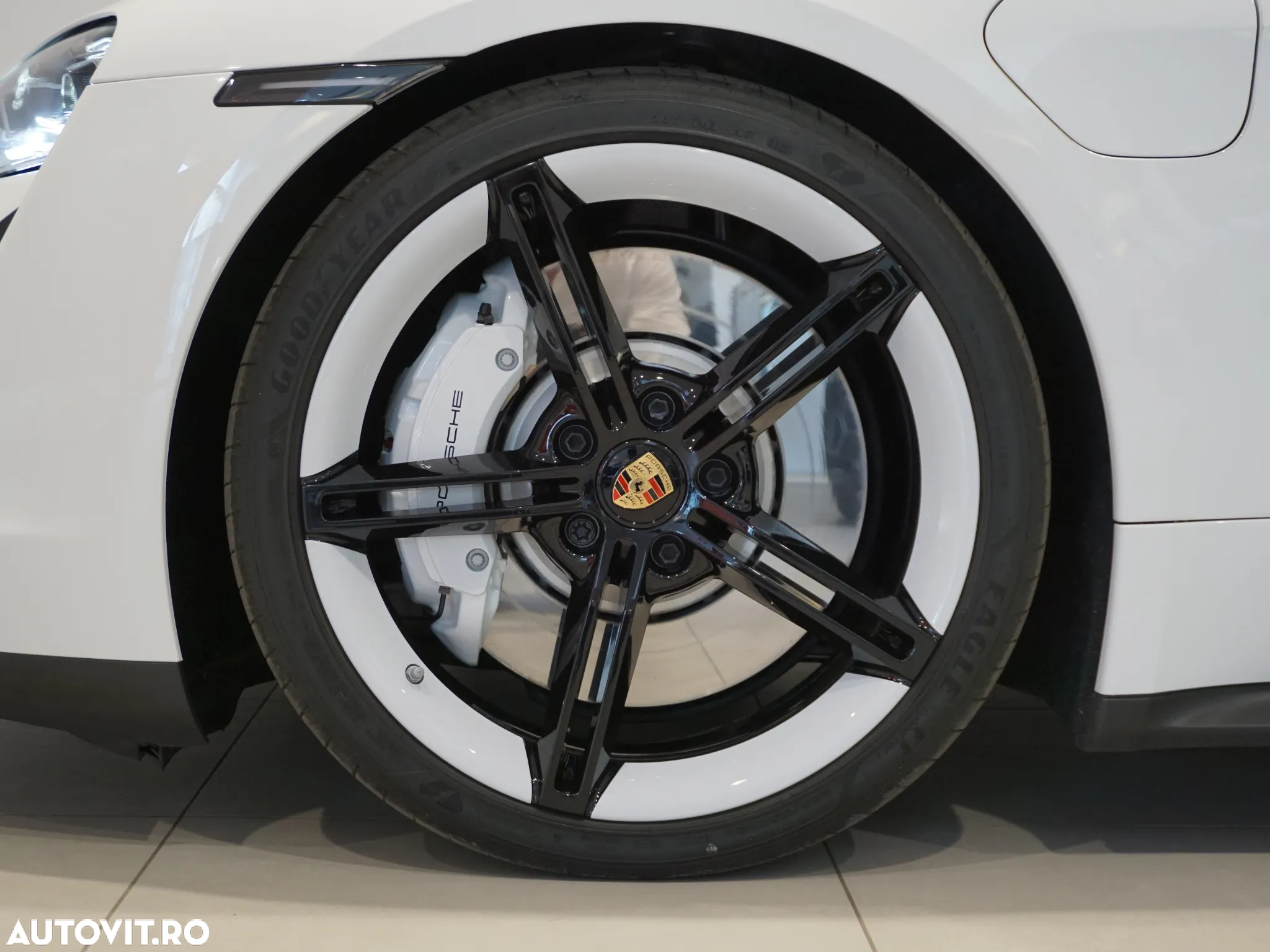 Porsche Taycan - 17