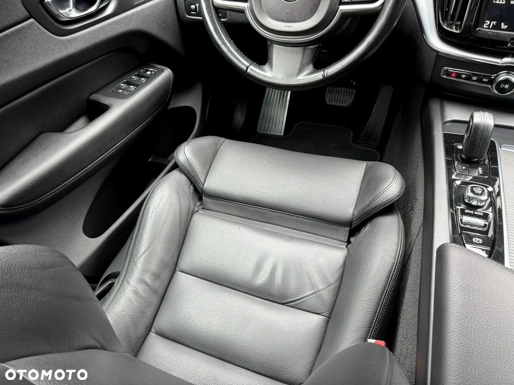 Volvo XC 60 B4 D AWD Geartronic Momentum Pro - 22