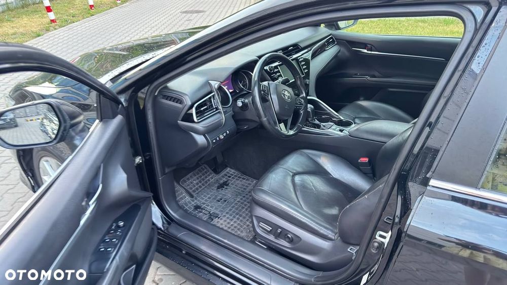 Toyota Camry Luxury - 12