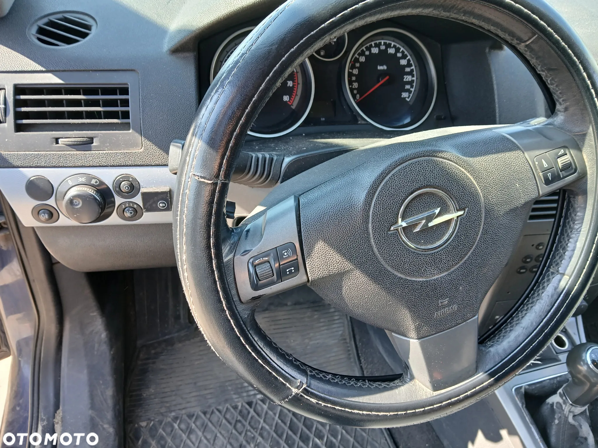 opel astra H HB Z21B fotel fotele kanapa deska kokpit podsufitka boczek boczki klamka podłokietnik - 3