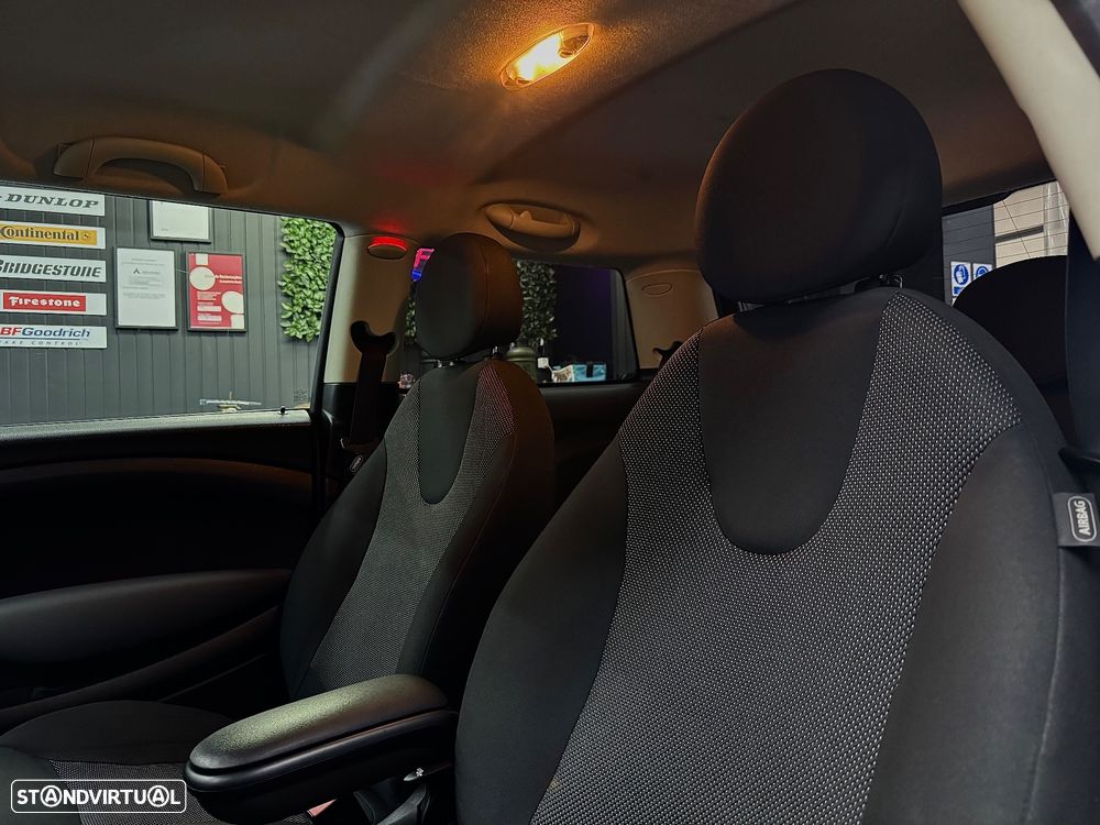 MINI 3 Portas Cooper D - 18