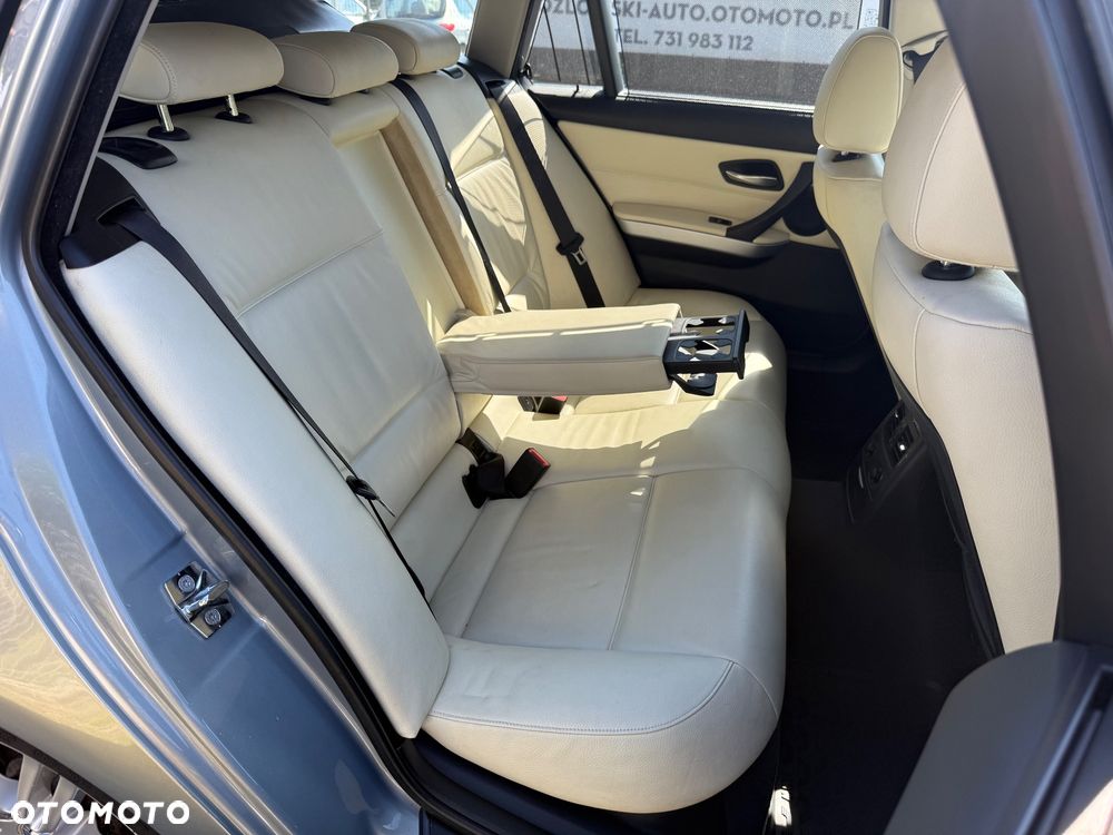 BMW Seria 3 325i Touring - 36