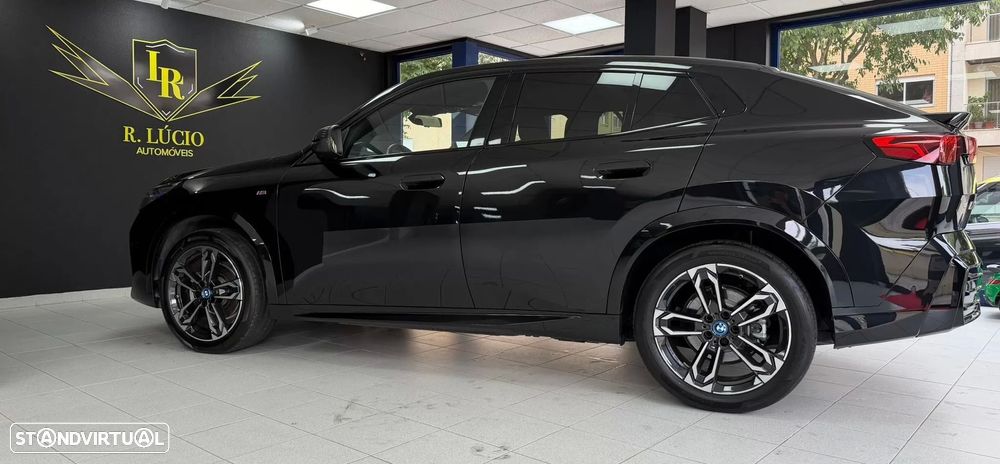 BMW iX2 eDrive20 Pack Desportivo M - 25