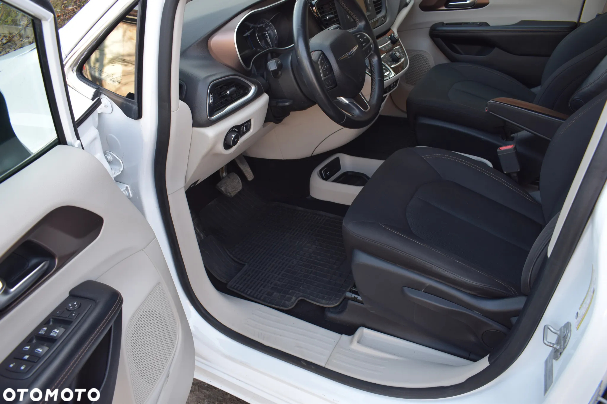 Chrysler Pacifica - 16