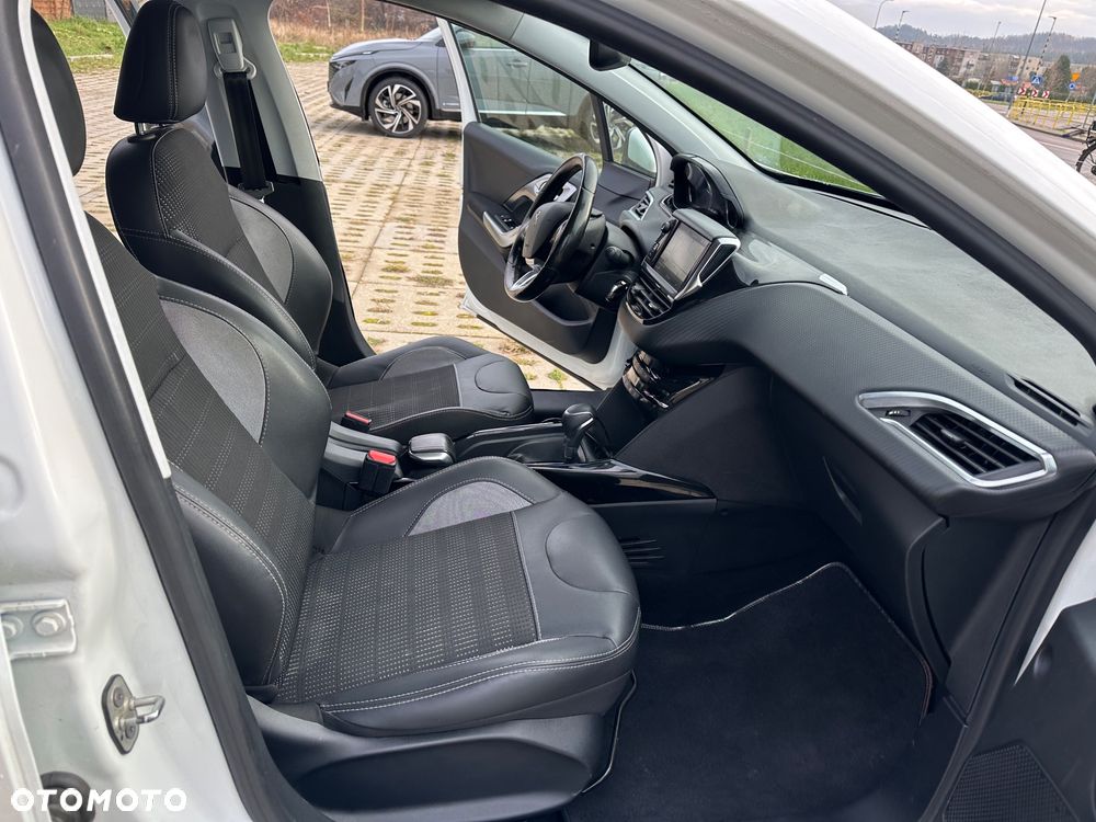 Peugeot 2008 PureTech 110 GPF EAT6 Black Edition - 21