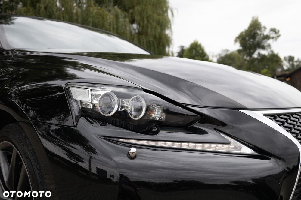 Lexus IS 300h F Sport - 11