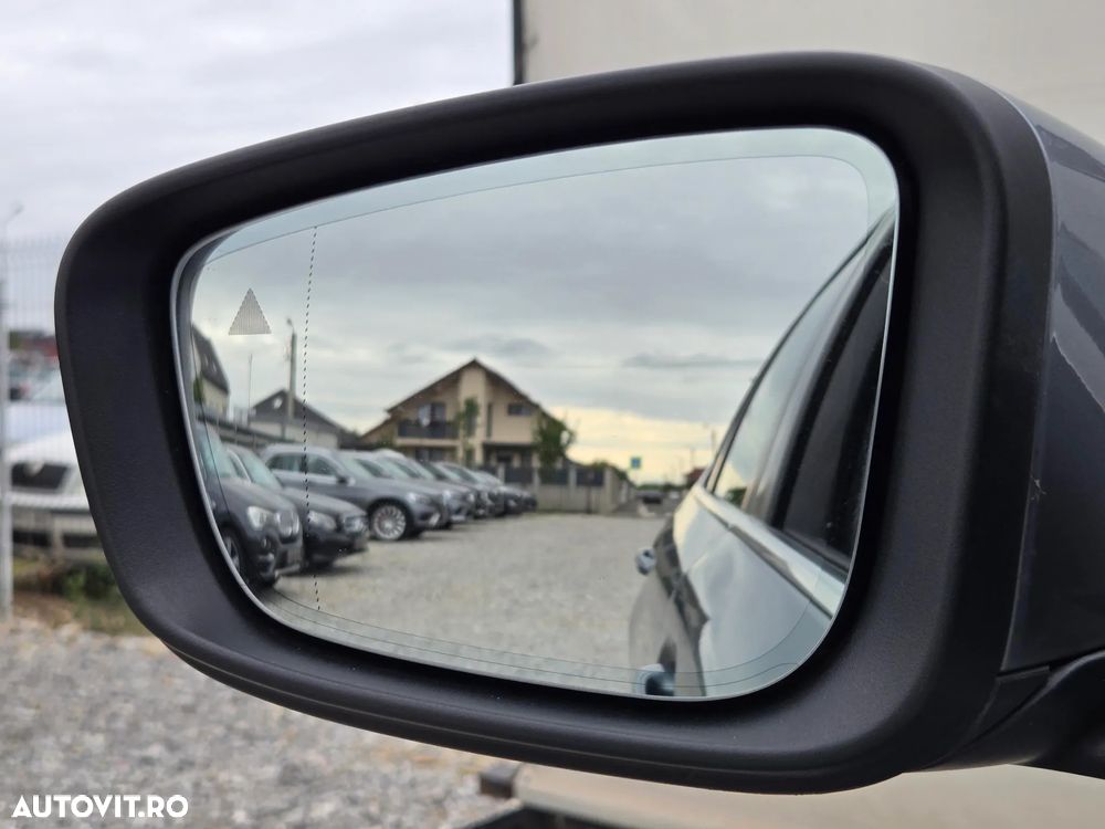 BMW Seria 5 520d xDrive Touring Aut. - 38