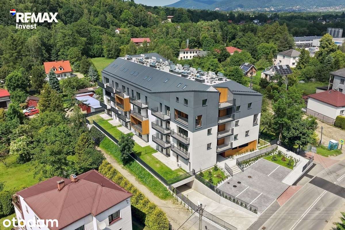 Duże mieszkanie z balkonem i wykuszem.