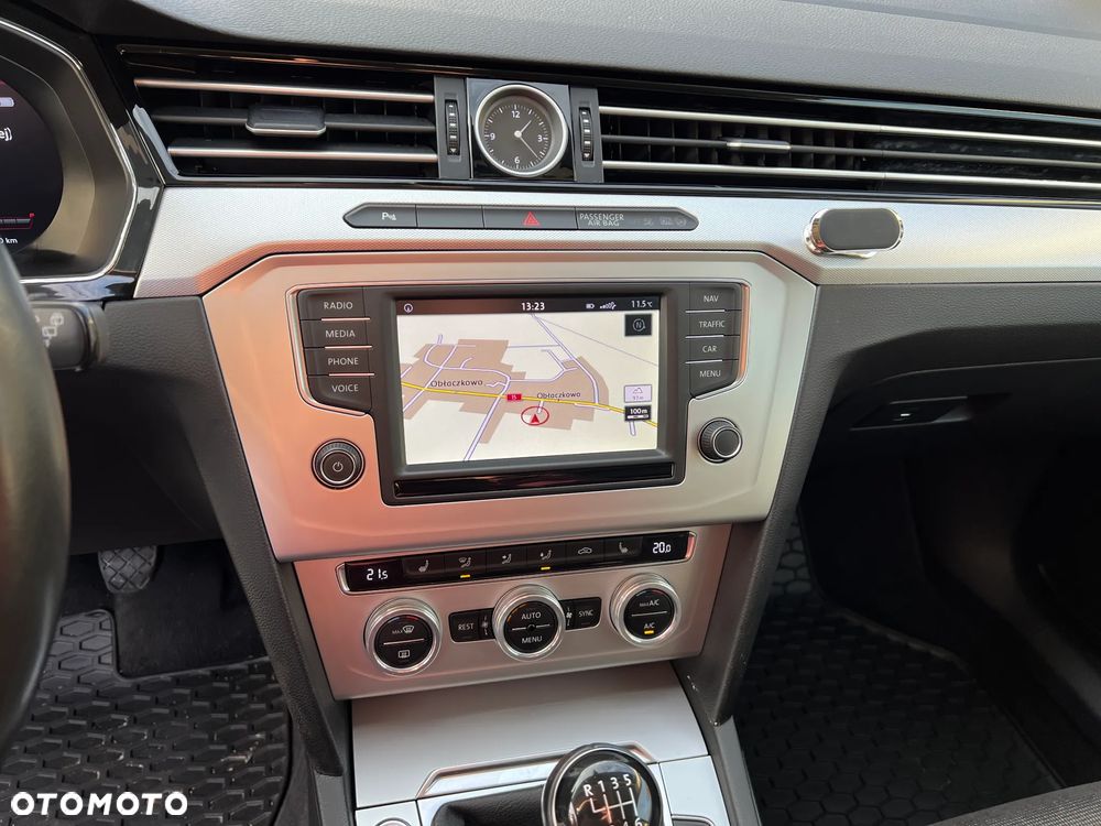 Volkswagen Passat - 12