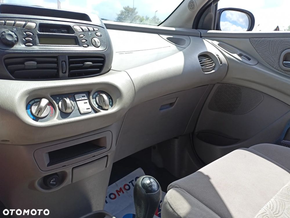 Nissan Almera - 11