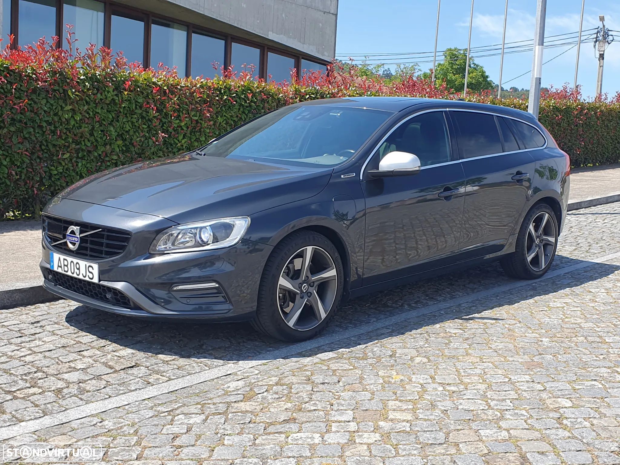 Volvo V60 2.4 D6 R-Design Mom.AWD Phev - 1
