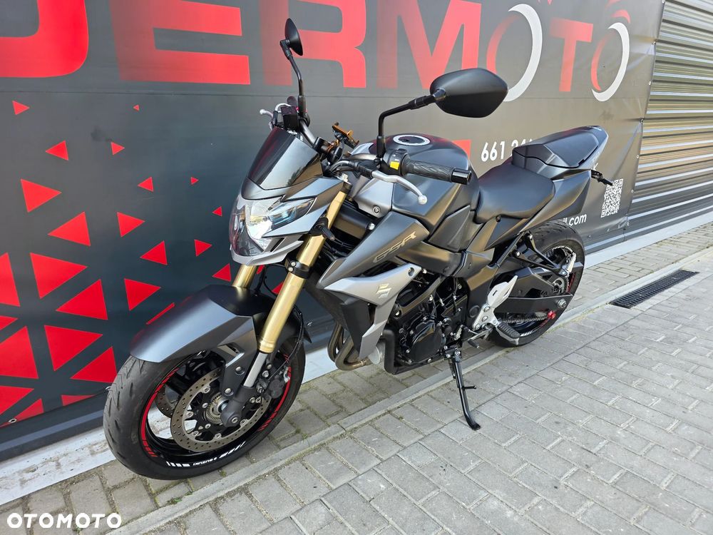 Suzuki GSR - 4