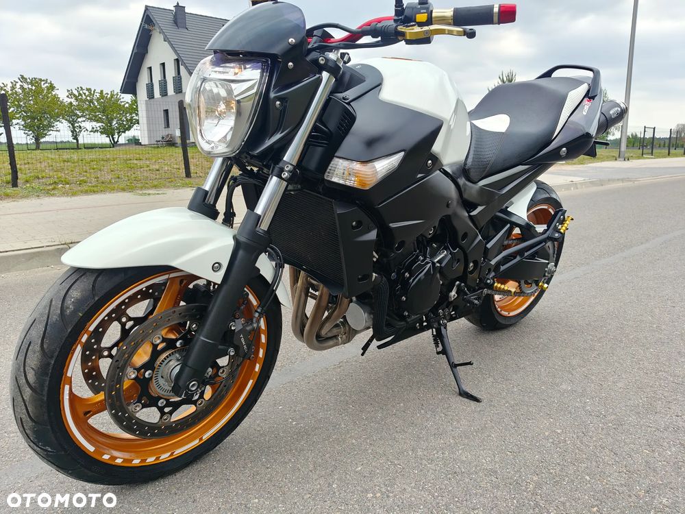 Suzuki GSR - 4