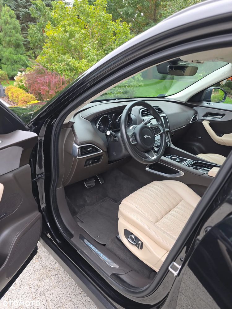 Jaguar F-Pace P250 AWD R-Dynamic Black - 2