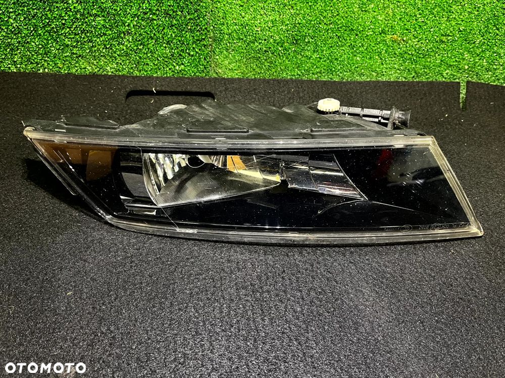 SKODA SUPER III 3 3V HALOGEN LAMPA PRZECIWMGIELNA LEWY PRZÓD LEWA PRZEDNIA 3V0941699 CIEMNY - 2