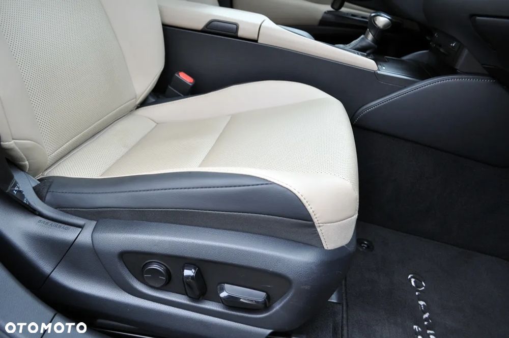 Lexus ES 300h Business Edition + - 33