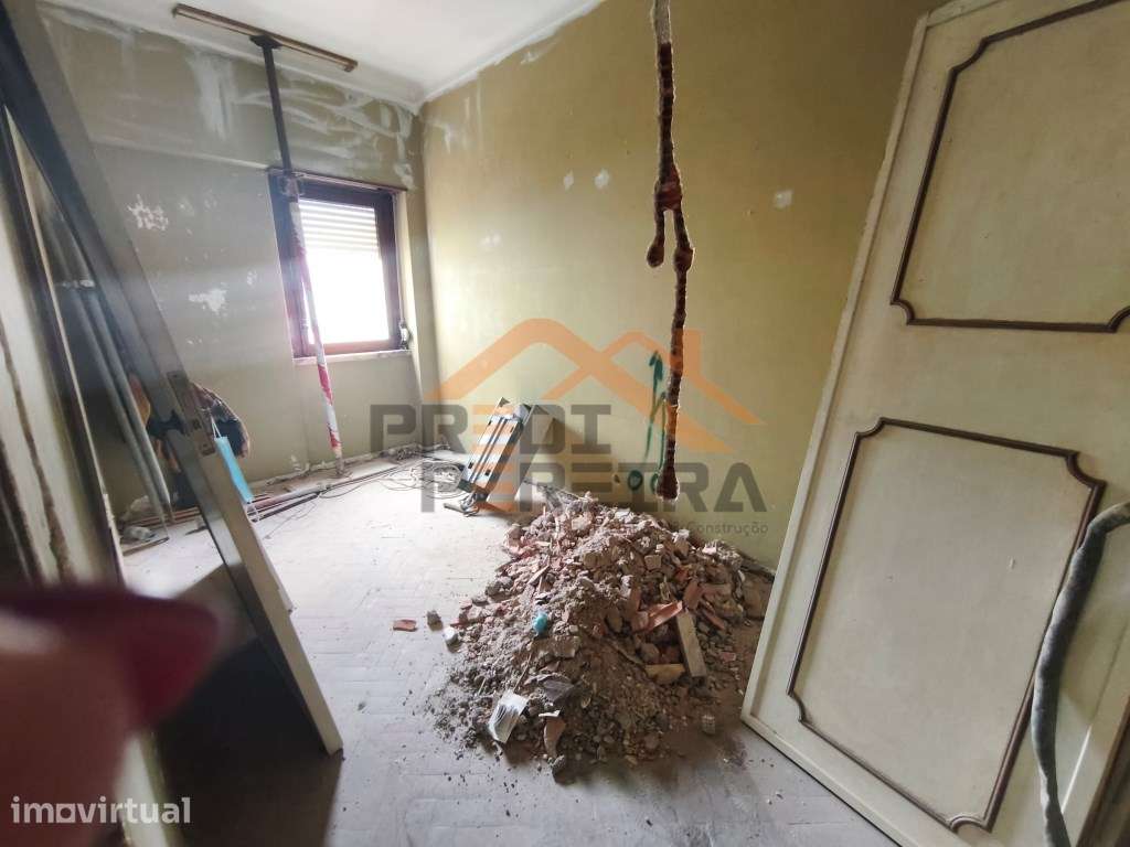 Situado em Benfica, apartamento T3 em processo de remodelação. - Grande imagem: 3/22