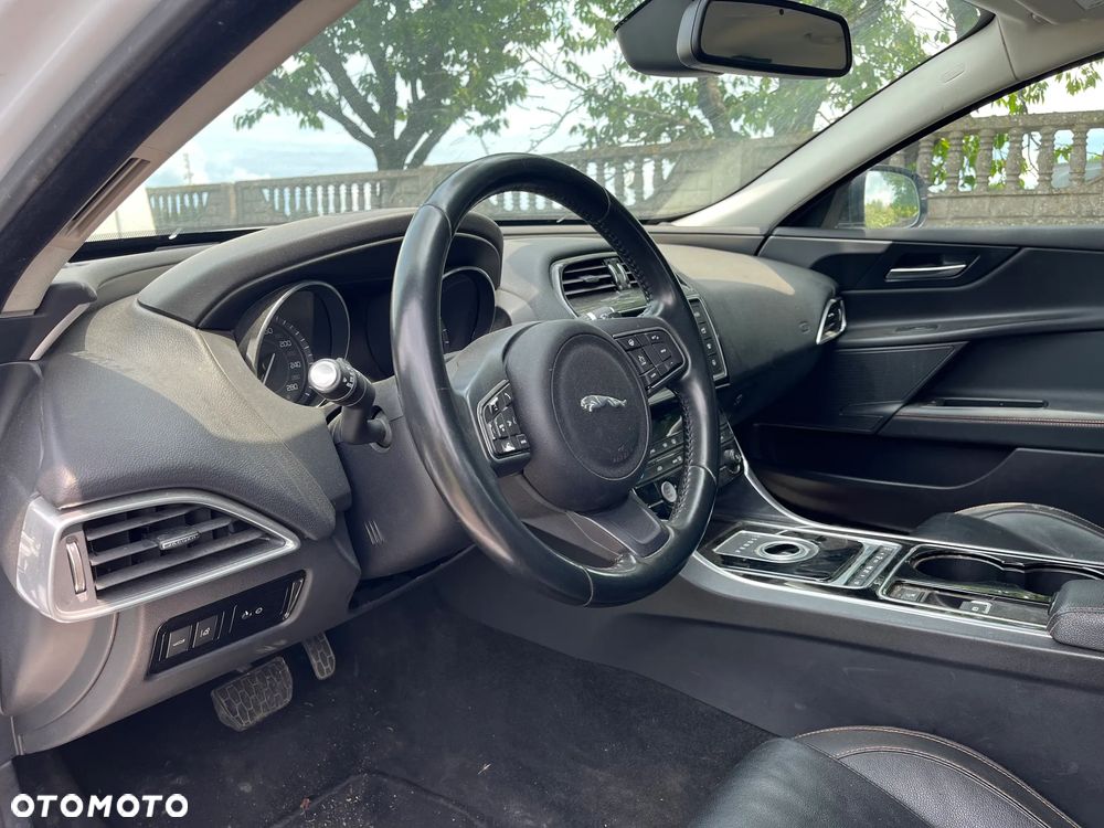 Jaguar XE 2.0 T R-Sport - 21