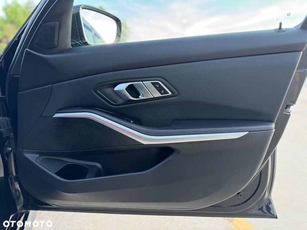 BMW Seria 3 330i M Sport sport - 17