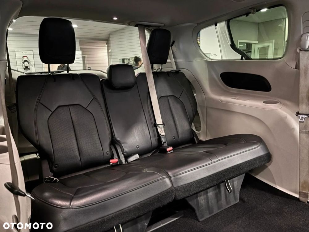 Chrysler Pacifica - 17