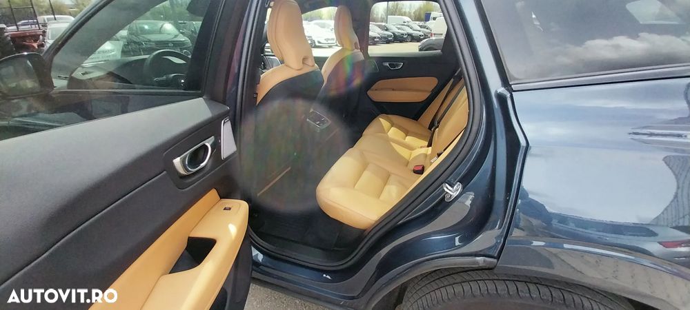 Volvo XC 60 B4 D AWD Ultimate Dark - 11