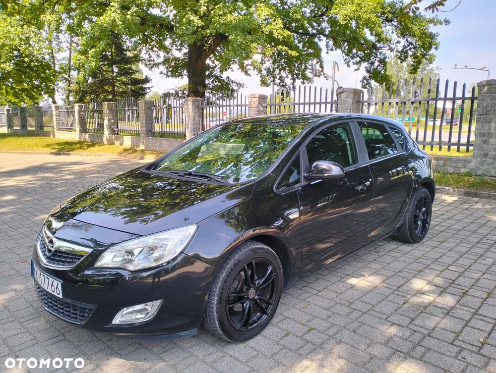 Opel Astra 2011 photo 2