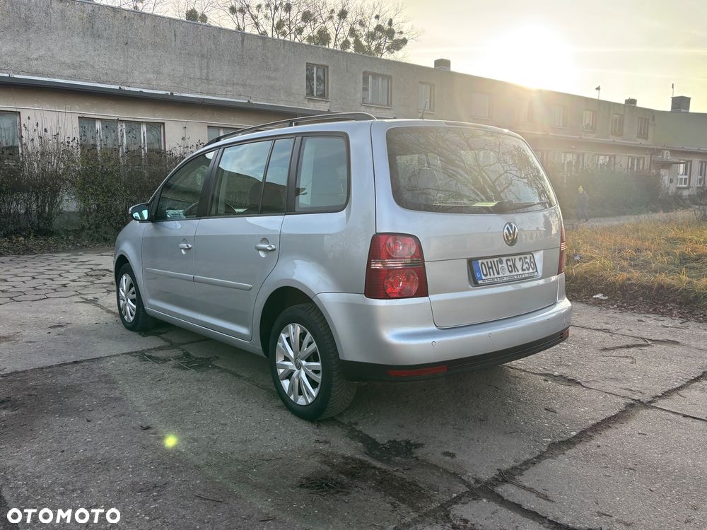 Volkswagen Touran 1.9 TDI DSG Conceptline - 4