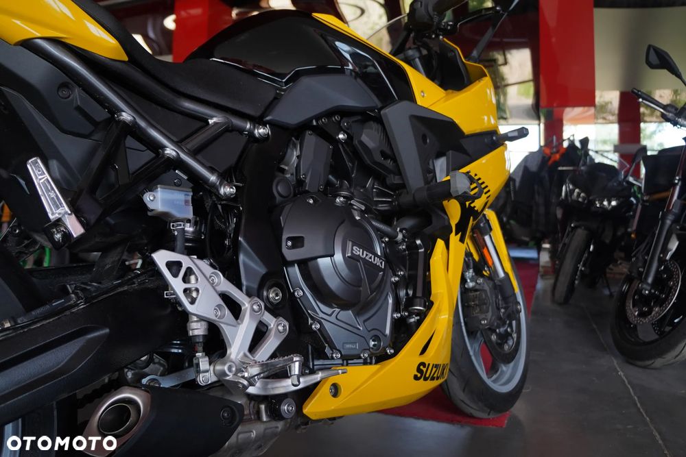 Suzuki GSX - 18