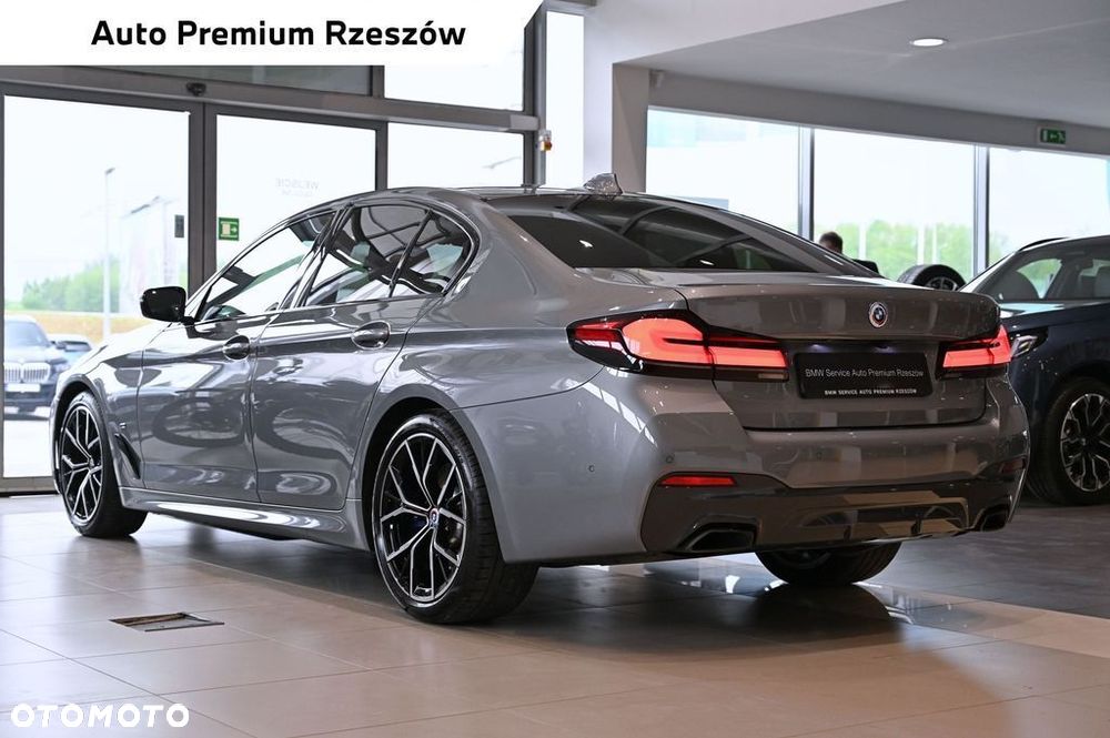 BMW Seria 5 530d xDrive mHEV - 19
