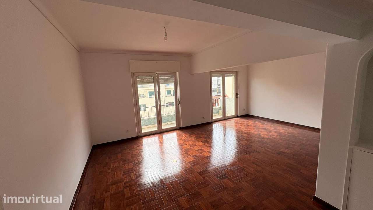 T4 renovado com lareira em Algés – família, arrendamento direto - Grande imagem: 2/16