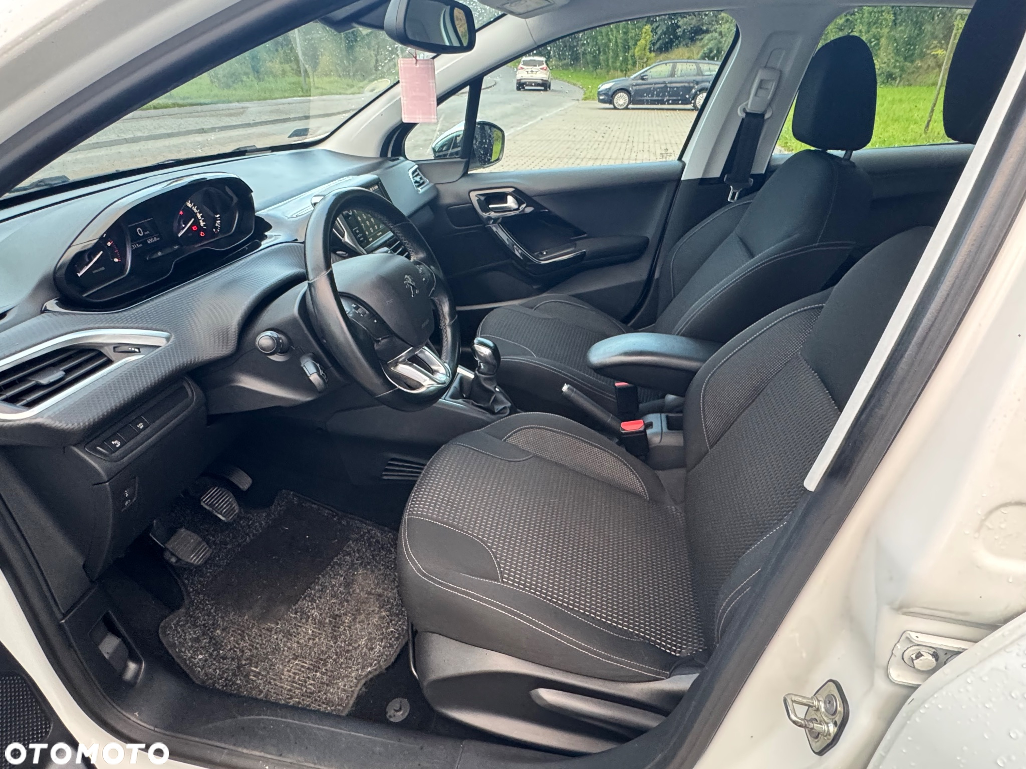 Peugeot 208 - 13