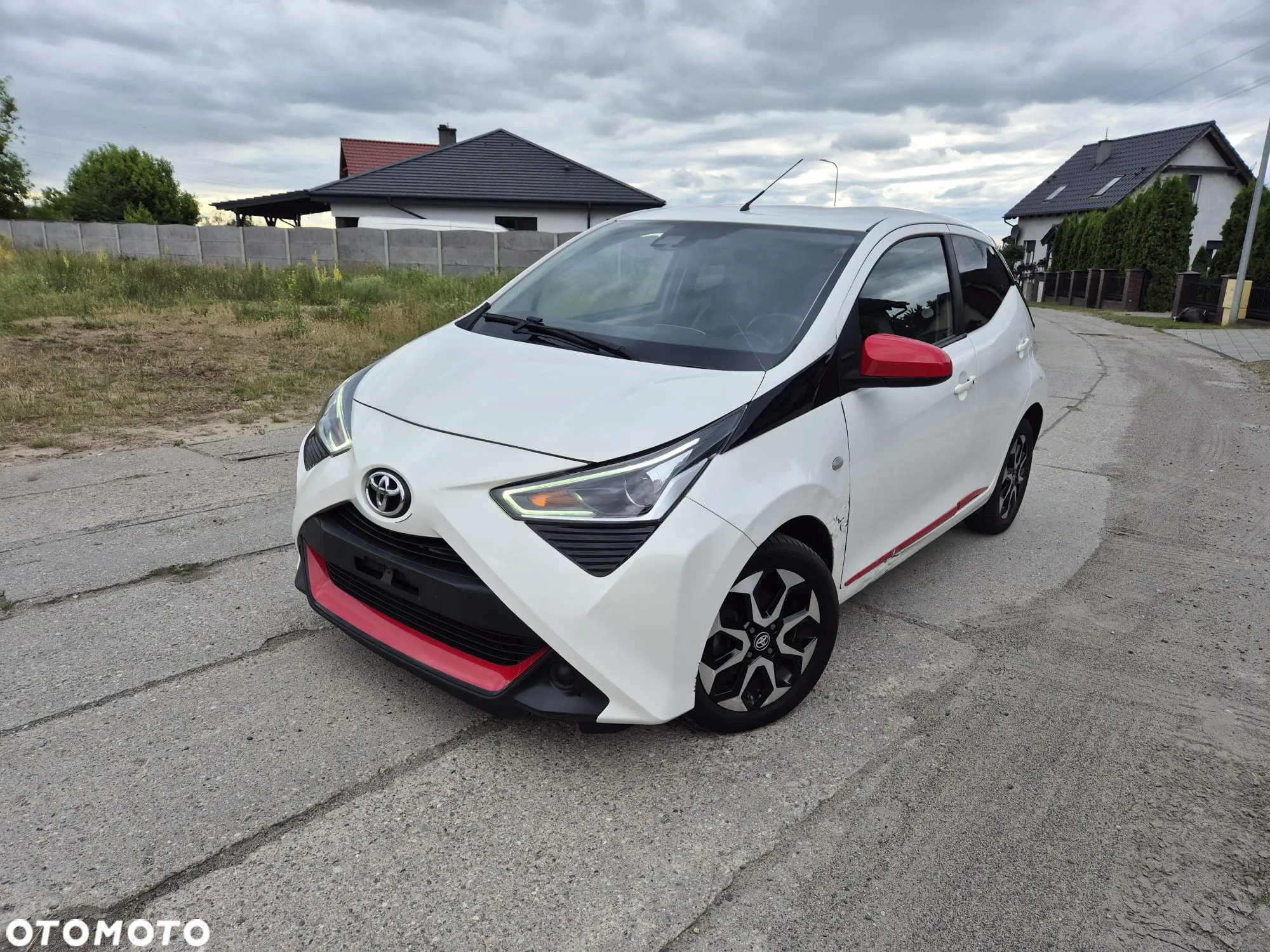 Toyota Aygo x.shift x-play connect - 2