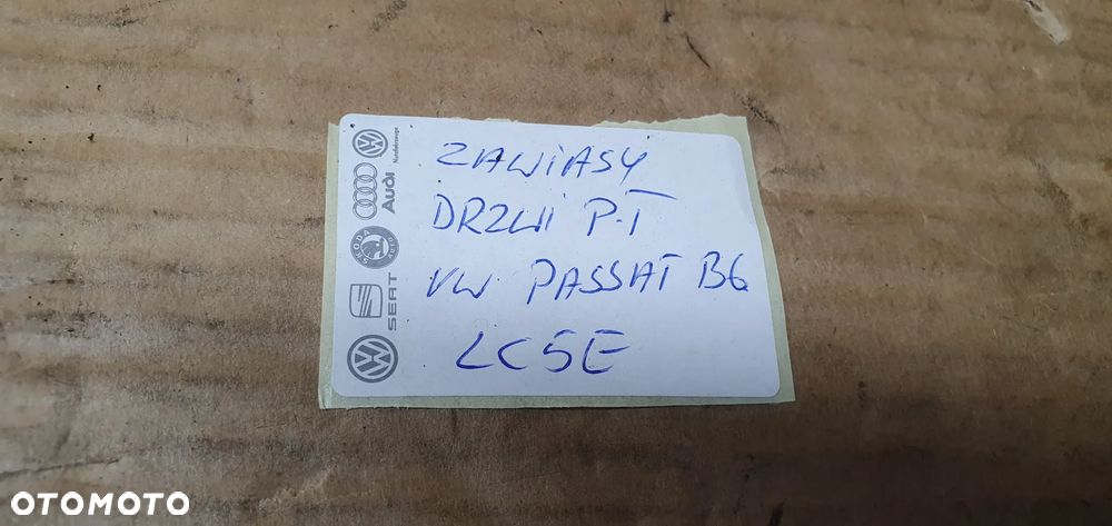 Zawias zawiasy drzwi prawy tył para VW Passat B6 - 8