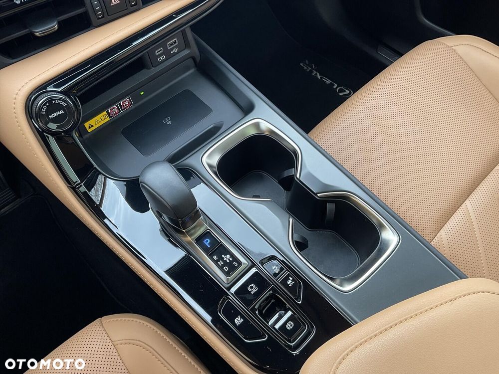 Lexus NX 350h Omotenashi AWD - 25