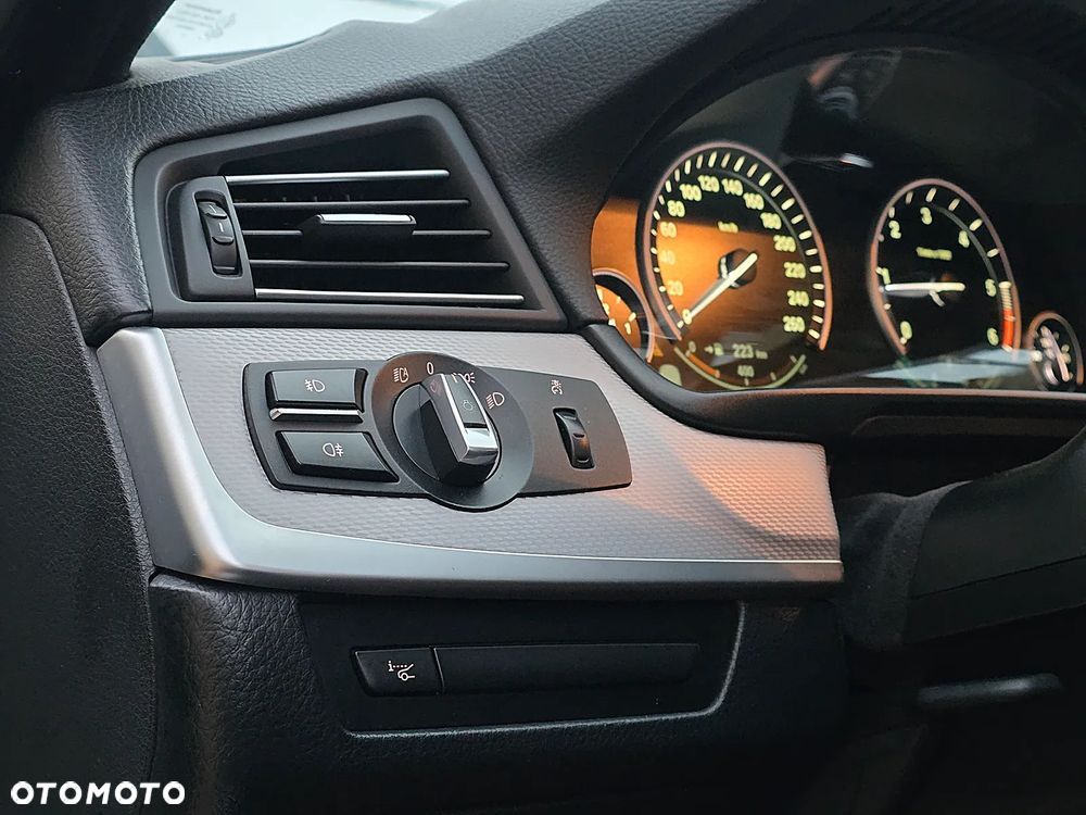 BMW Seria 5 525d xDrive - 13