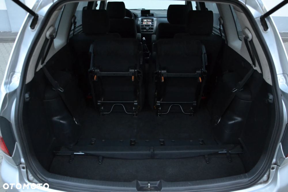 Toyota Avensis Verso 2.0 - 25