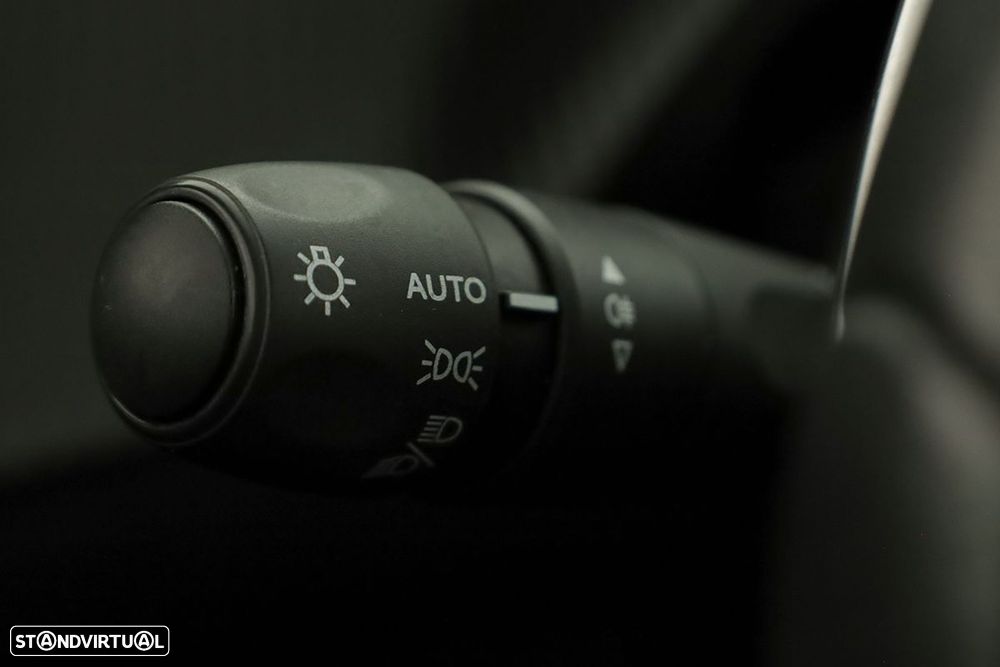 Peugeot 2008 1.2 PureTech Allure EAT8 - 17