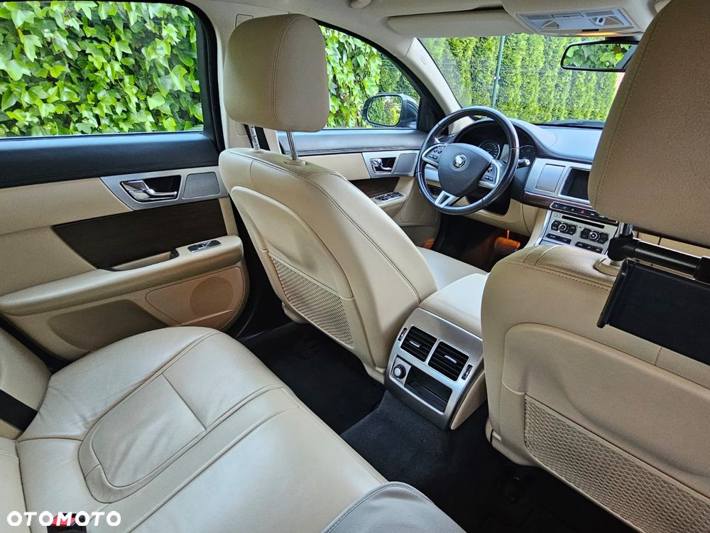 Jaguar XF 2.2 D Luxury - 10