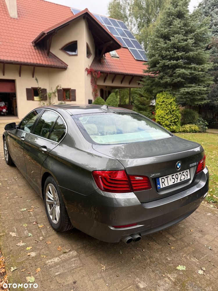 BMW Seria 5 528i xDrive Luxury Line - 7
