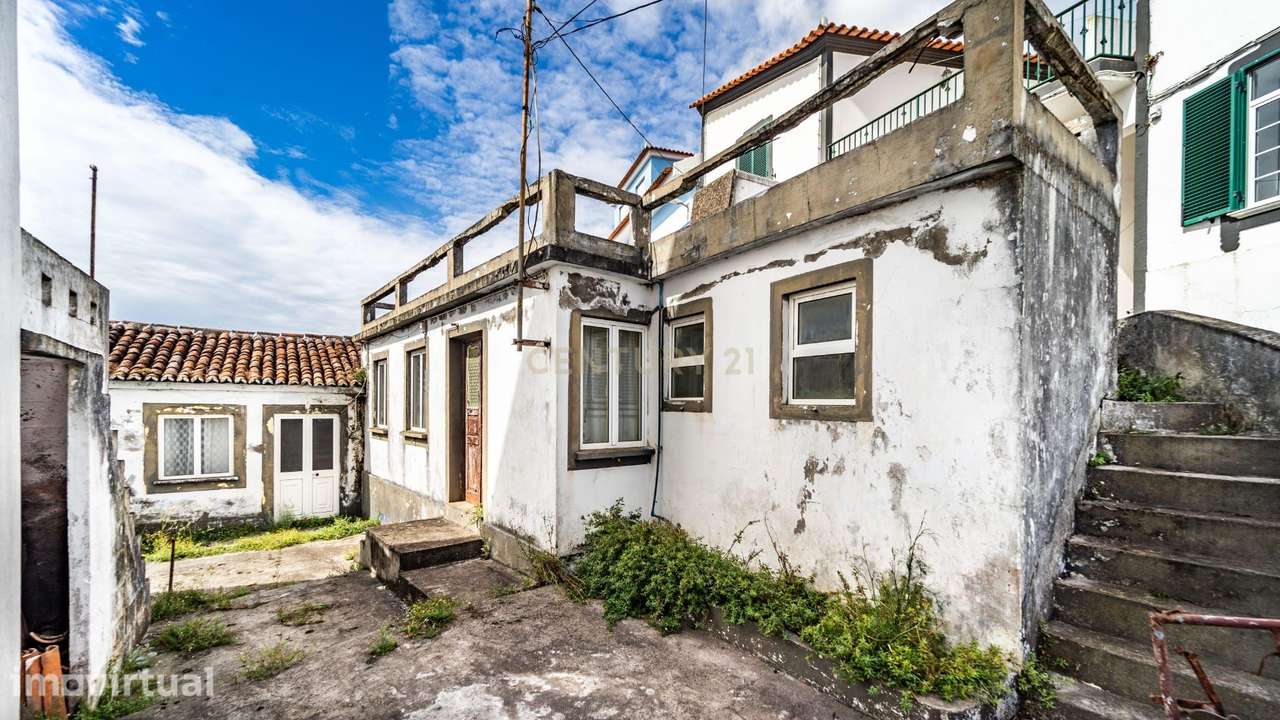 Moradia para remodelar com vista, em Ribeirinha - Ilha Terceira - Grande imagem: 2/9