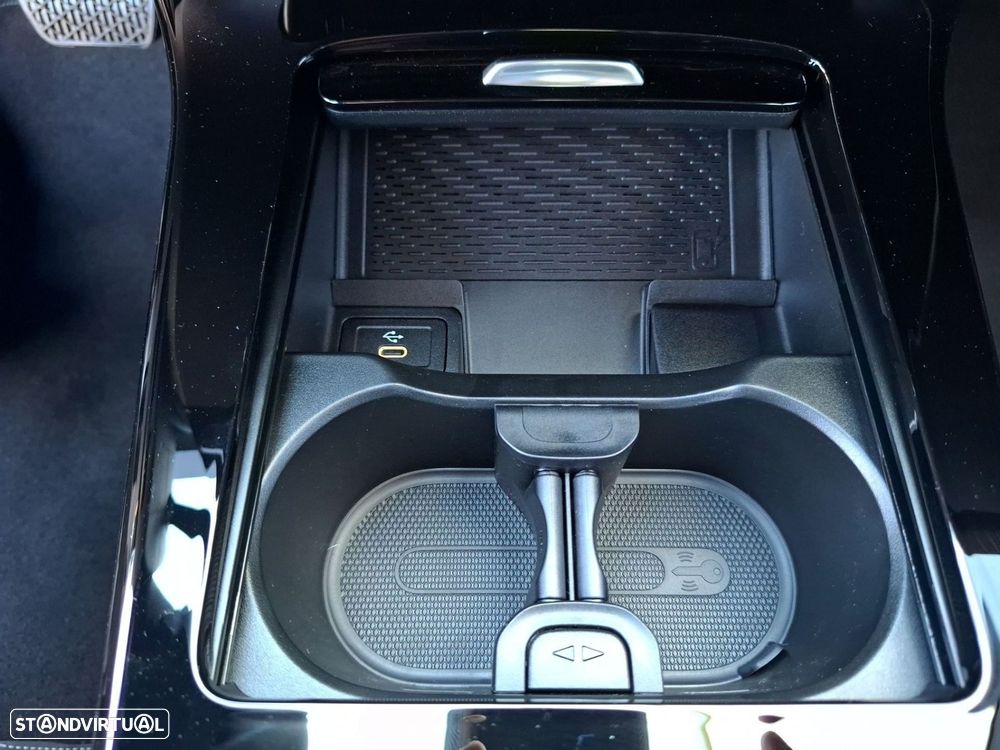 Mercedes-Benz a-250-limousine e - 22