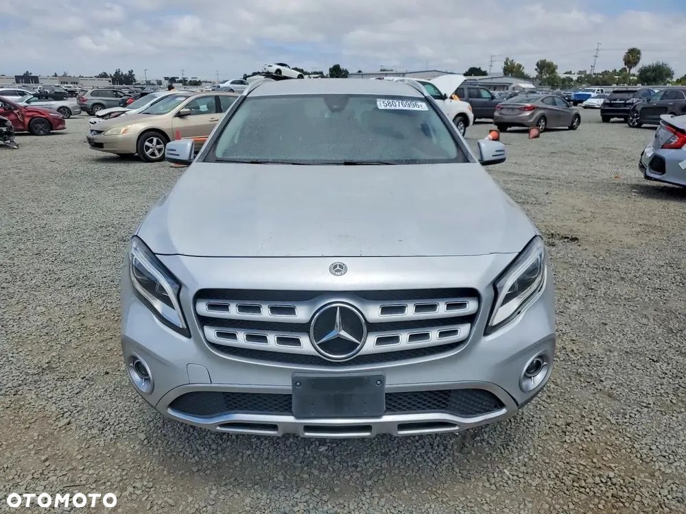 Mercedes-Benz GLA - 9