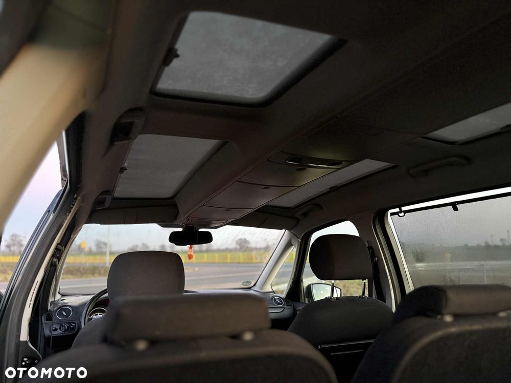 Ford Galaxy 2.0 Ghia - 32