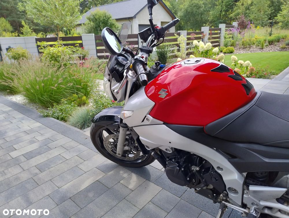Suzuki GSR - 8