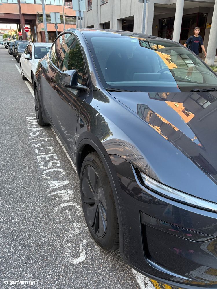 Tesla Model Y - 2